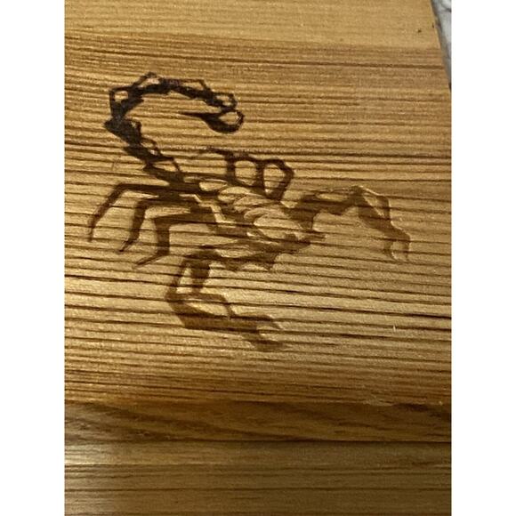 Vintage Scorpion Red & Black Complete 28 pc Domino Set in Wooden Box - Picture 2 of 7